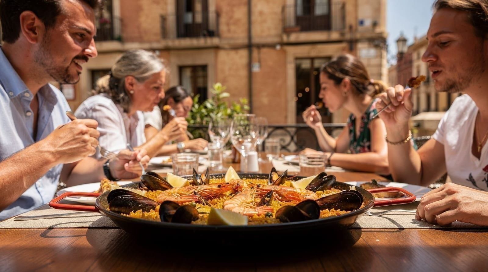 Why you should never eat paella for dinner in Valencia — Why eating paella for dinner in Valencia is a tourist trap. The cultural and pra