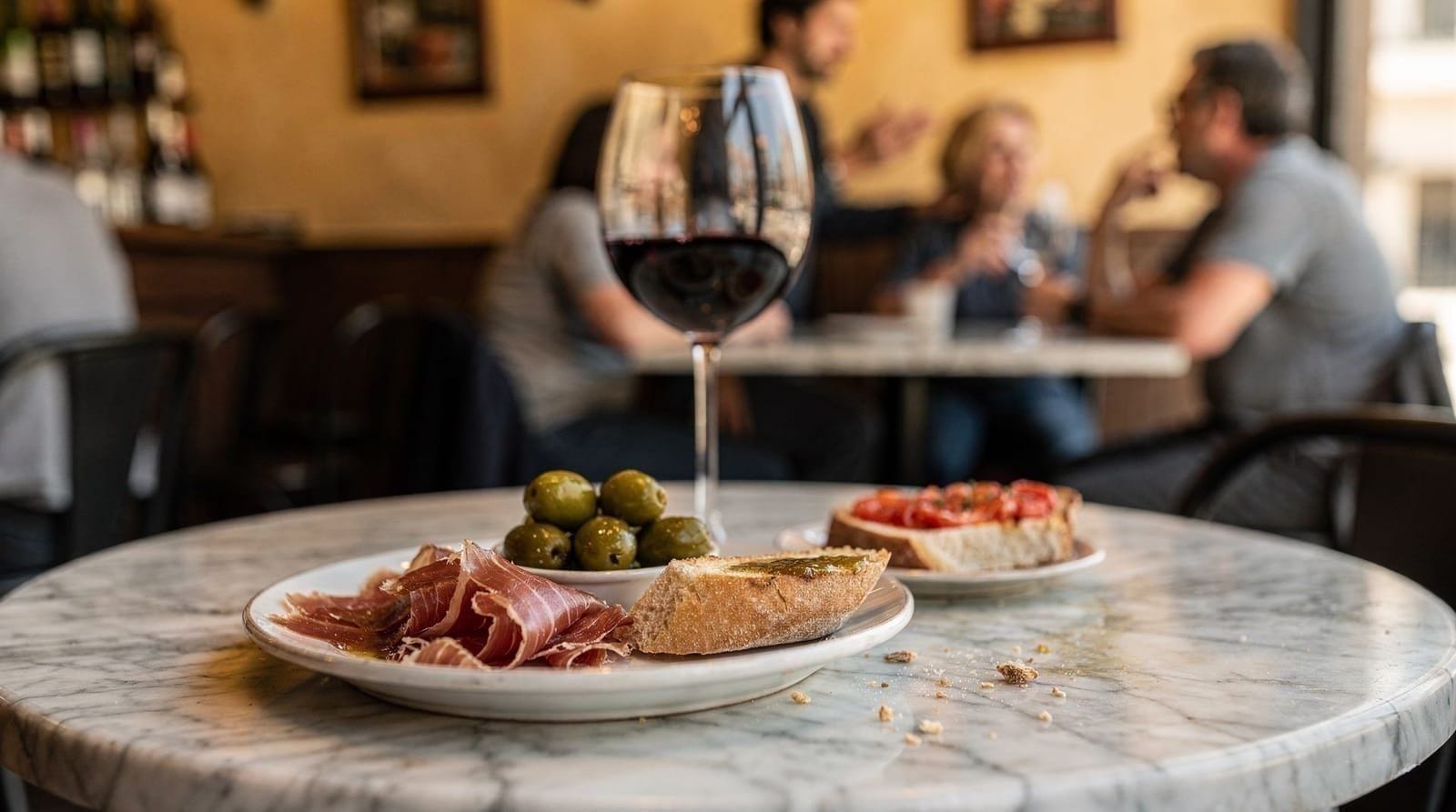 How to eat like a local in Valencia — timing, customs and real restaurants — How Valencianos actually eat — the esmorzaret, menú del día, paella at lunch, ve