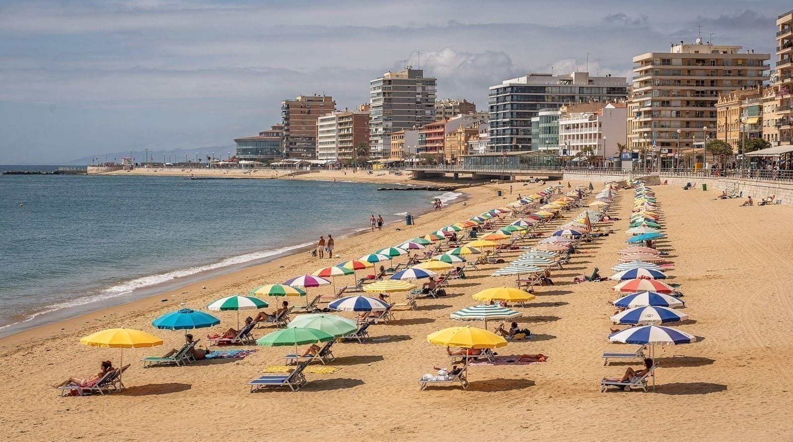 Gandia beach guide: wide sands, summer resort, and honest assessment — Gandia beach from Valencia: Cercanías train 60 min, 6 km of sandy beach, resort 