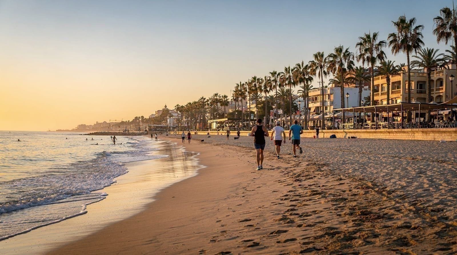 Patacona beach: Valencia's quieter northern beach — Patacona beach near Alboraia: how to reach it, SUP rentals, volleyball courts, r