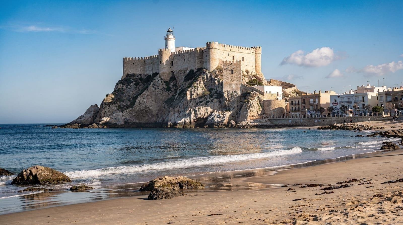 Peñíscola day trip from Valencia: castle, old town, and Game of Thrones — How to visit Peñíscola from Valencia by bus or organised tour — Papa Luna's cast